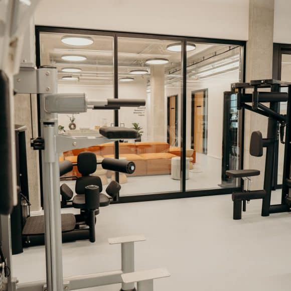 Fitness Physiotherapie München Theraplus Blick auf Wartebereich