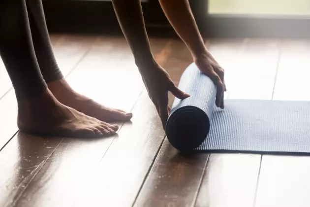 Gymnastikmatte wird für das Training ausgerollt – Rehasport bei Theraplus in München