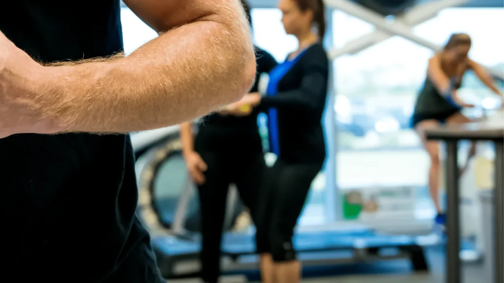 Trainingsfläche einer Physiotherapiepraxis mit Patientinnen an Geräten